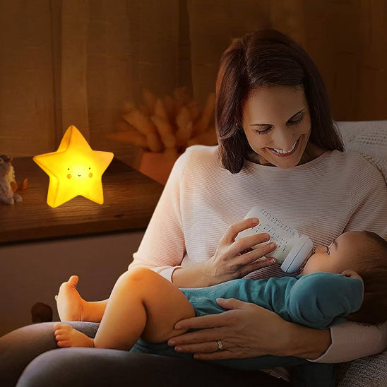 Veilleuse LED étoile allumé bébé et mama donne le biberon 