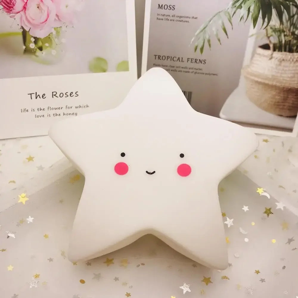 Veilleuse LED étoile sur une table de chevet 