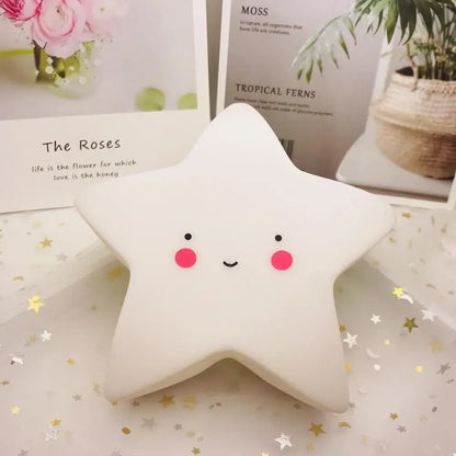 Veilleuse LED étoile sur une table de chevet 