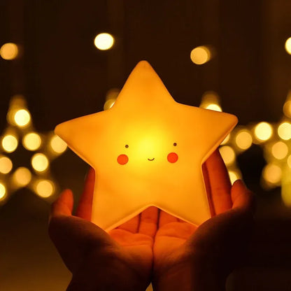 Veilleuse LED étoile sur une main 