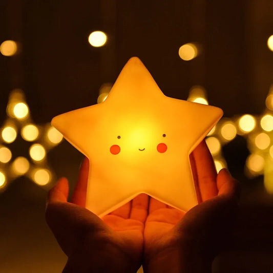 Veilleuse LED étoile sur une main 