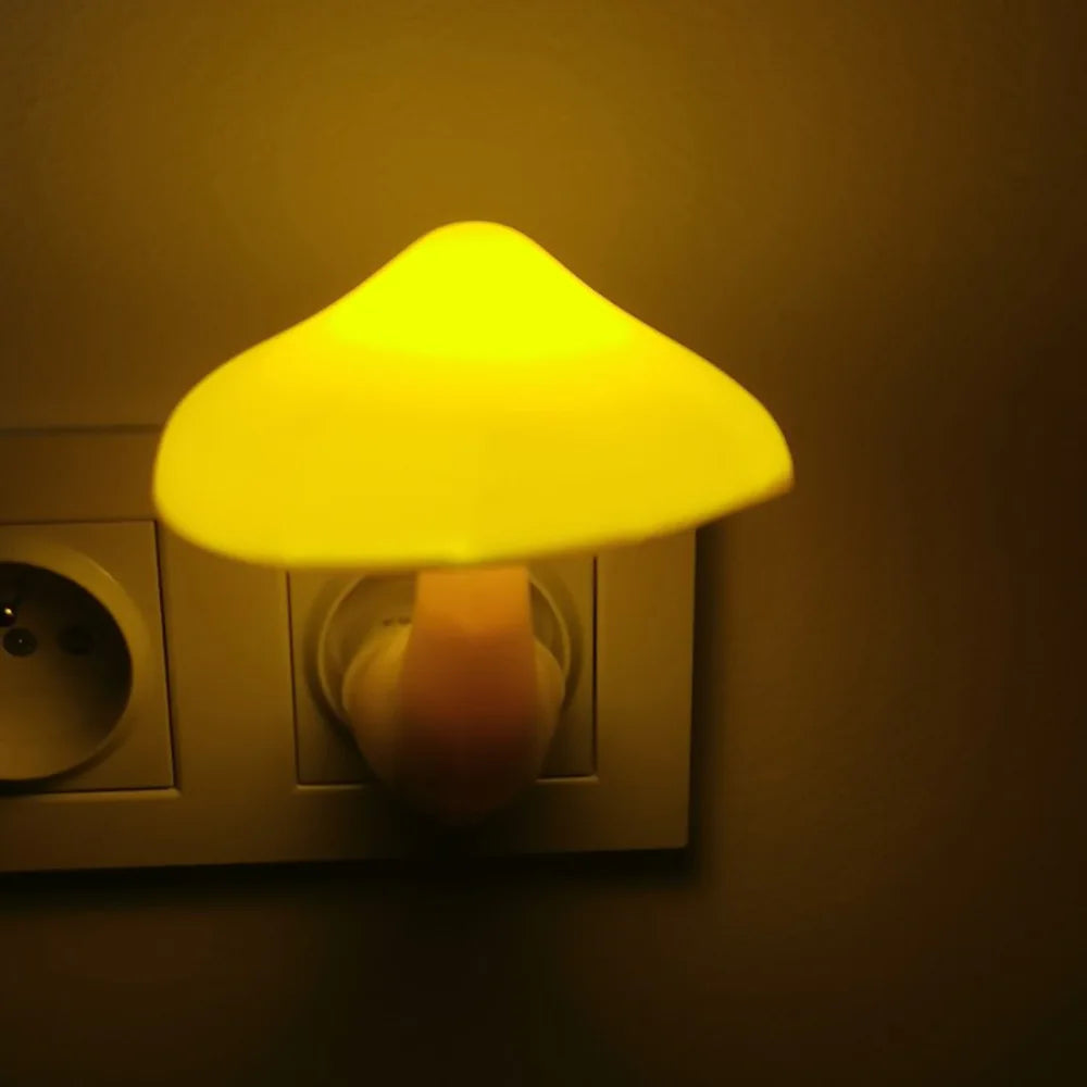 Veilleuse LED prise allumée dans une chambre 