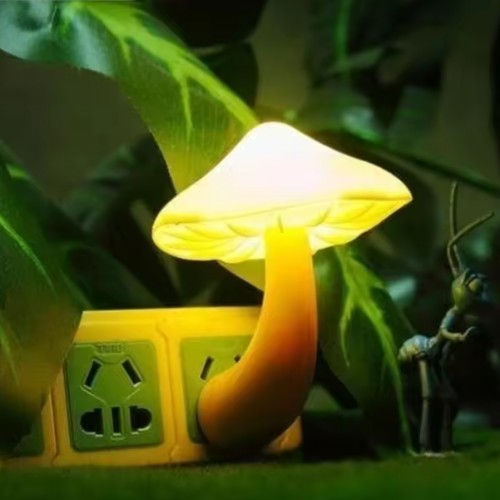 Veilleuse LED prise parmi des plantes 