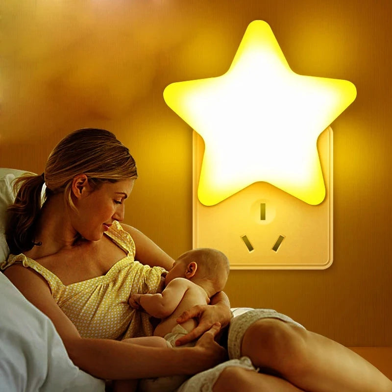 Veilleuse étoile LED sur prise  et maman qui allaite 