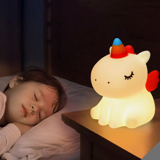  Veilleuse bébé licorne sur une table de chevet 