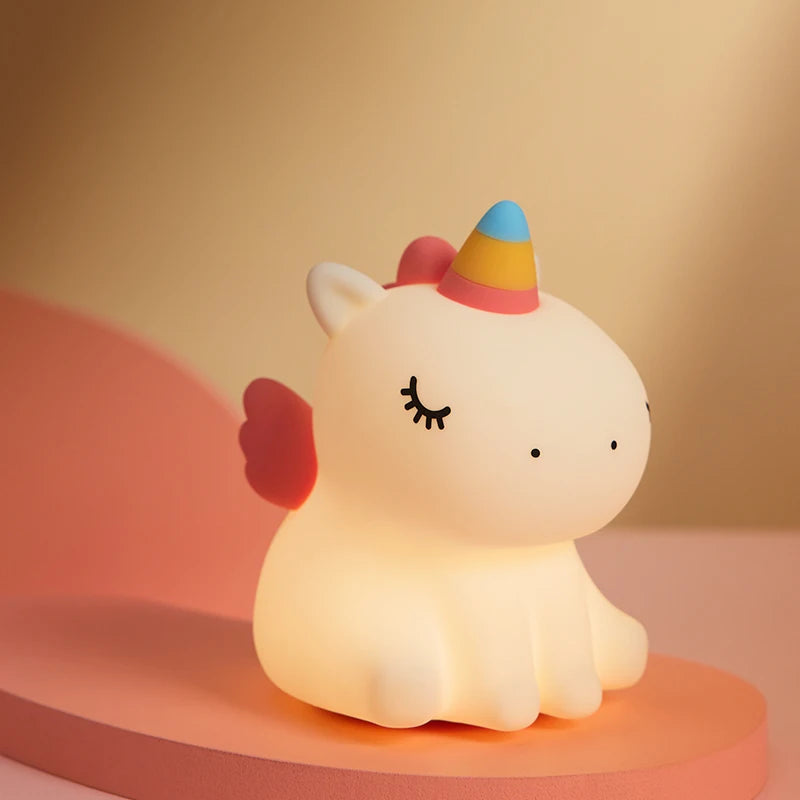  Veilleuse bébé licorne sur une table rose 