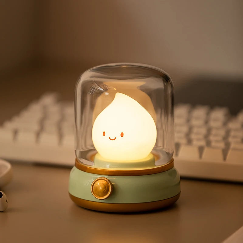 V eilleuse flamme à côté d'un ordinateur 