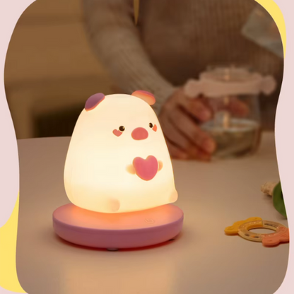 Veilleuse led pour enfant et une main qui prépare un biberon 