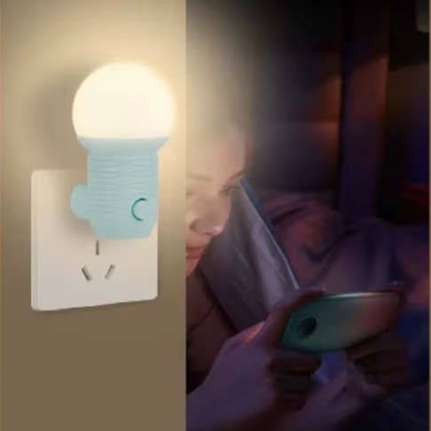 Veilleuse prise petit champignon et une femme lit un livre 