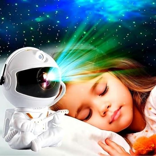 Veilleuse projecteur astronaute allumé et une fille à côté