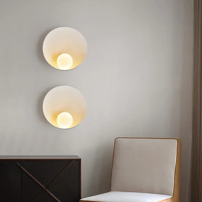Deux appliques murales design coquillage chaise blanche et meuble noir 
