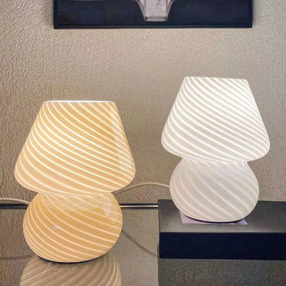 Deux lampes de chevet champignon sur bureau allumé  
