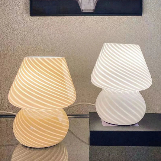 Deux lampes de chevet champignon sur bureau allumé  