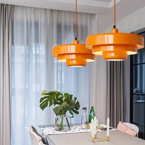 Deux Suspensions scandinave orange dans un salon 