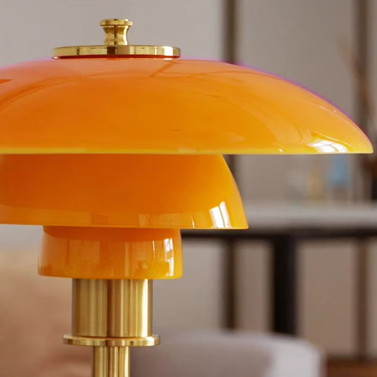 L'abat-jour orange de la lampe de table design rétro  