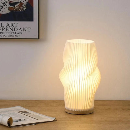 Lampe à poser abat-jour 3D et un journal 