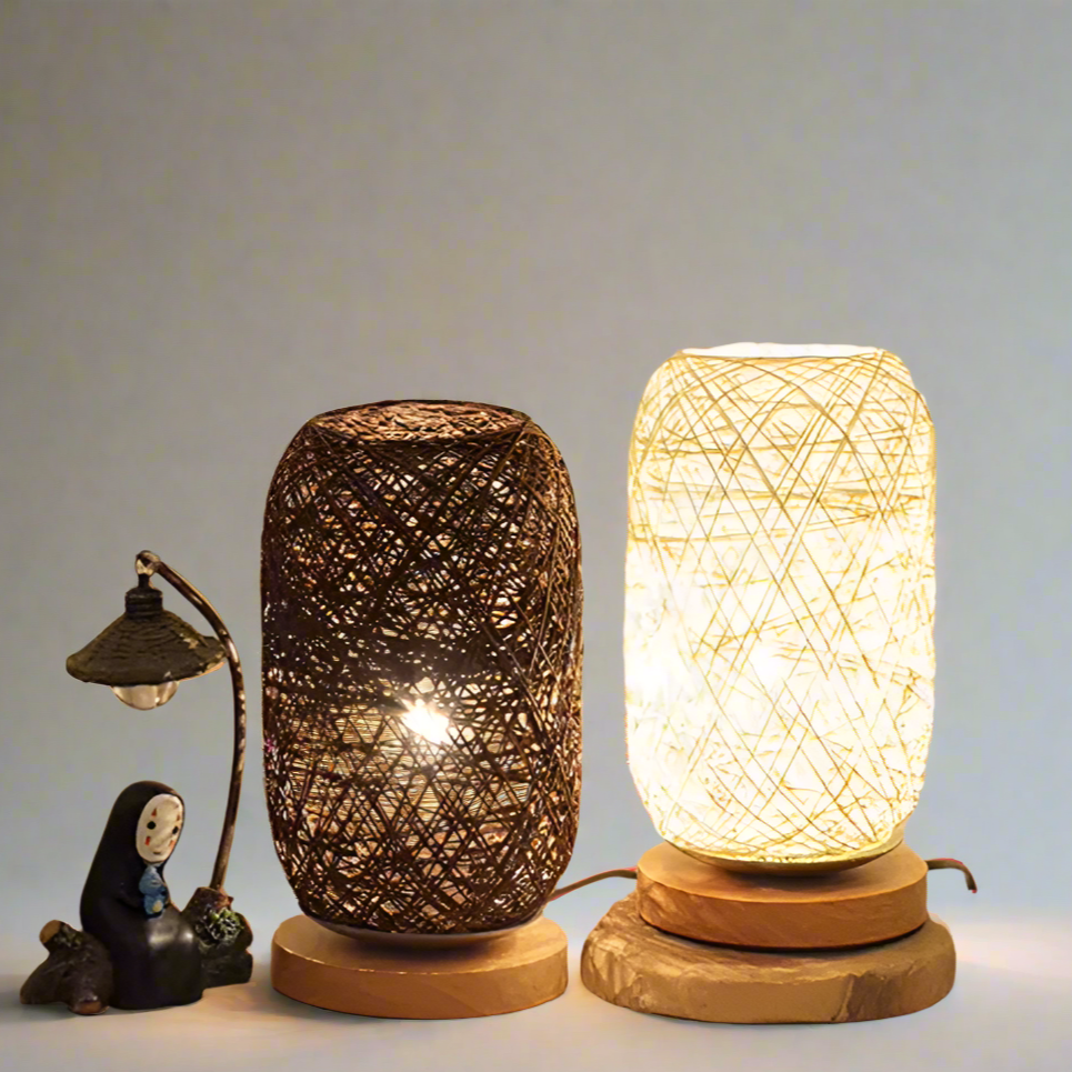 Lampe de chevet artisanale en rotin allumé et une garniture 