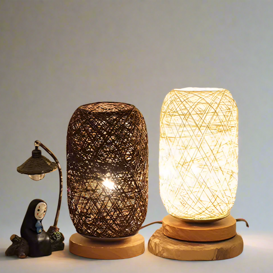 Lampe de chevet artisanale en rotin allumé et une garniture 