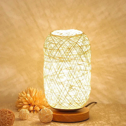 lampe de chevet artisanale en rotin beige 