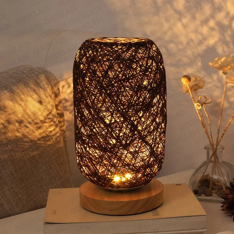 Lampe de chevet artisanale en rotin lumière chaude 