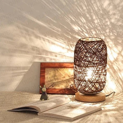 lampe de chevet artisanale en rotin marron 