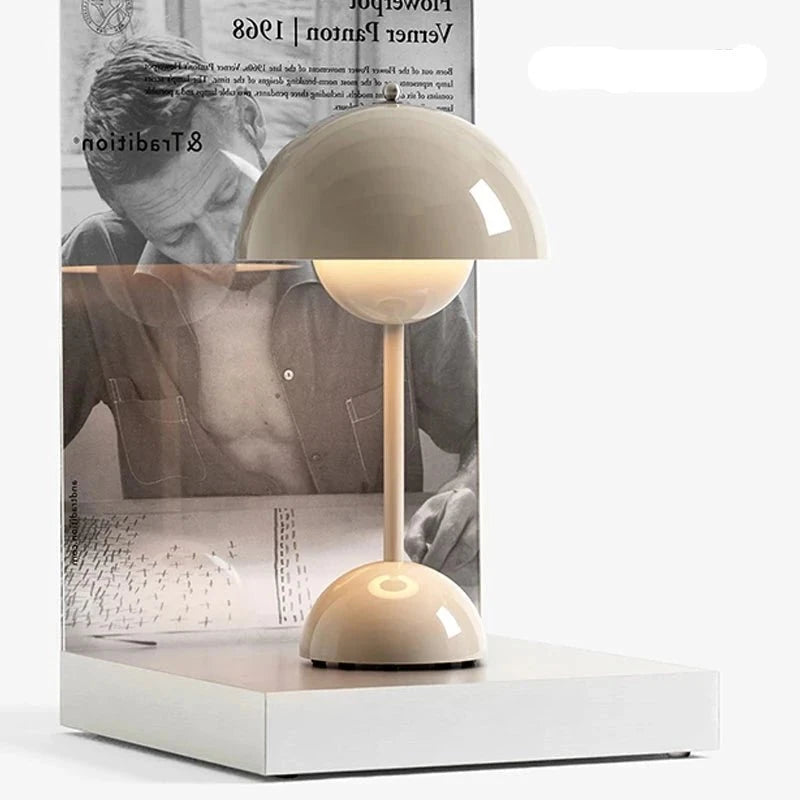 Lampe de chevet champignon design sur meuble blanche 