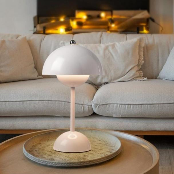 Lampe de chevet champignon design blanche sur table d'appoint 