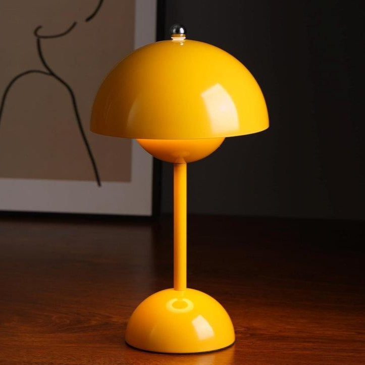 Lampe de chevet champignon jaune sur table 
