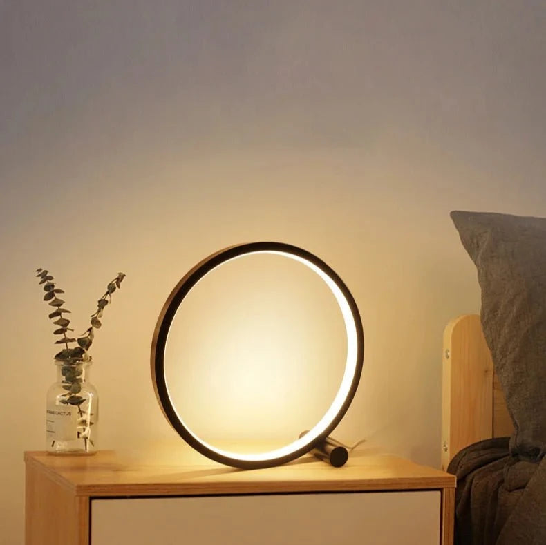 Lampe de chevet circulaire led allumé sur table de chevet 