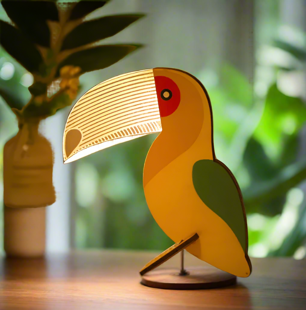 Lampe de chevet en bois toucan sur table 