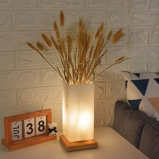 Lampe de chevet en verre sur table d'appoint 