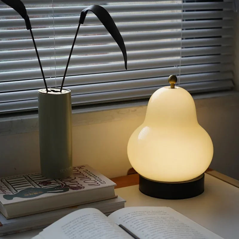 Lampe de chevet forme de poire un livre ouvert et un stylo 