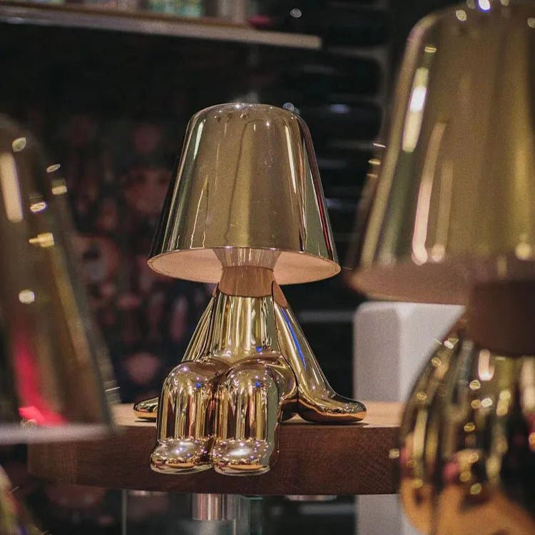 Lampe de chevet mr gold allumé sur table avec des couverts 