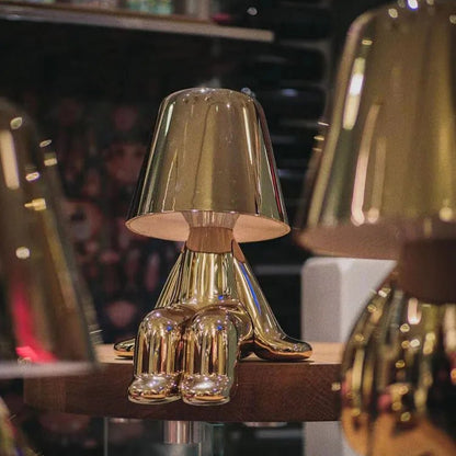 Lampe de chevet mr gold allumé sur table avec des couverts 