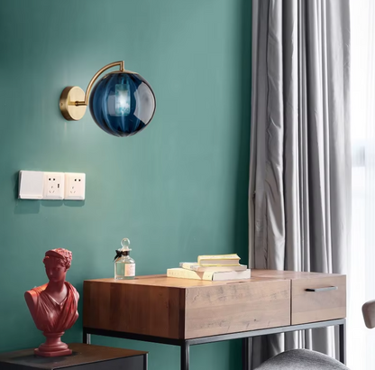 Lampe de chevet murale en verre bleu et bureau marron 