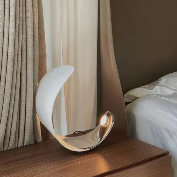 Lampe de chevet sur table de chevet et un lit  