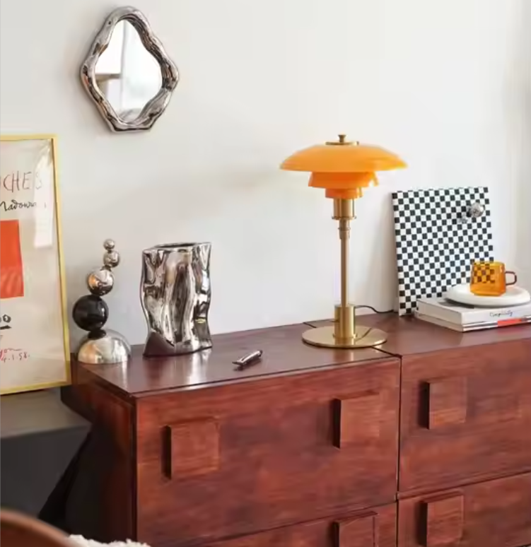 Lampe de table design rétro sur un buffet avec des cultures 