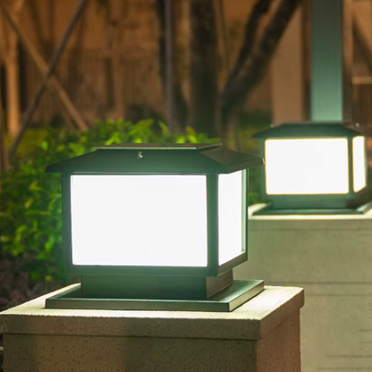Lampe solaire extérieur lumière blanche dans le jardin 