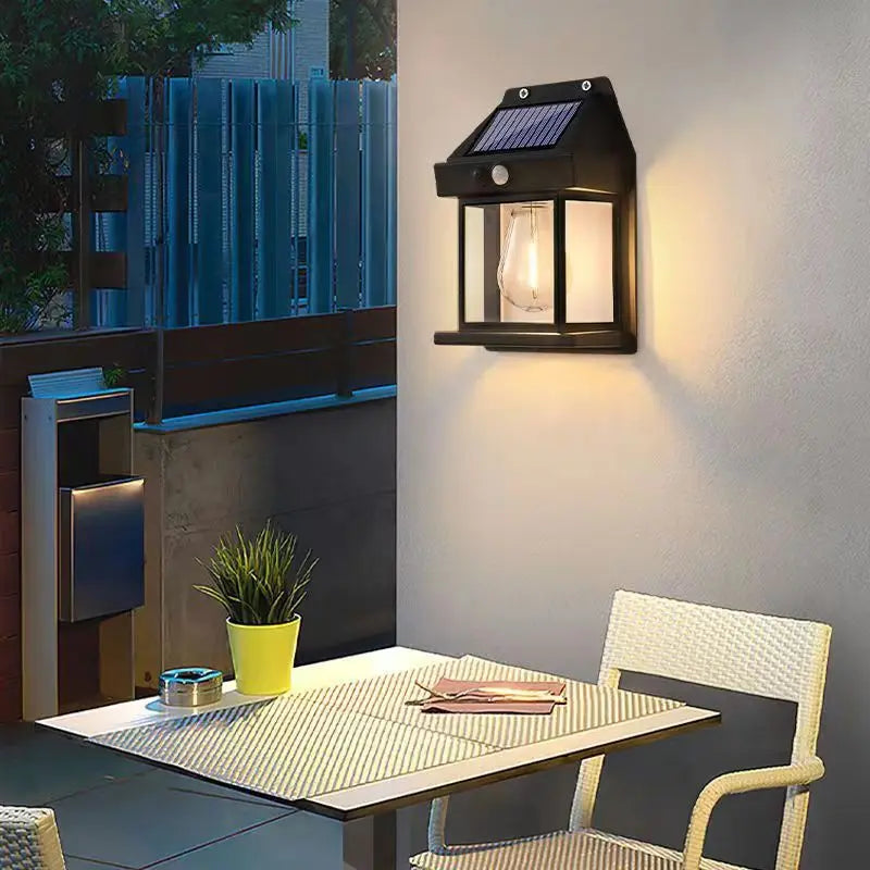 Luminaire extérieur solaire étanche sur terrasse allumé 