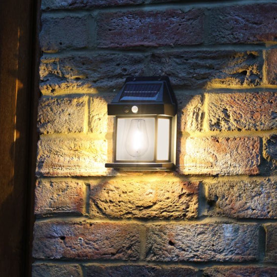 Luminaire extérieur solaire sur façade de pierre  