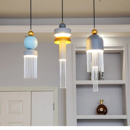 Suspension led bleu et gris et doré dans une pièce 