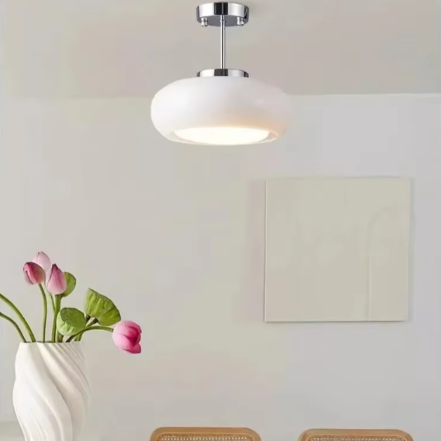 Suspension moderne blanche dans une chambre 
