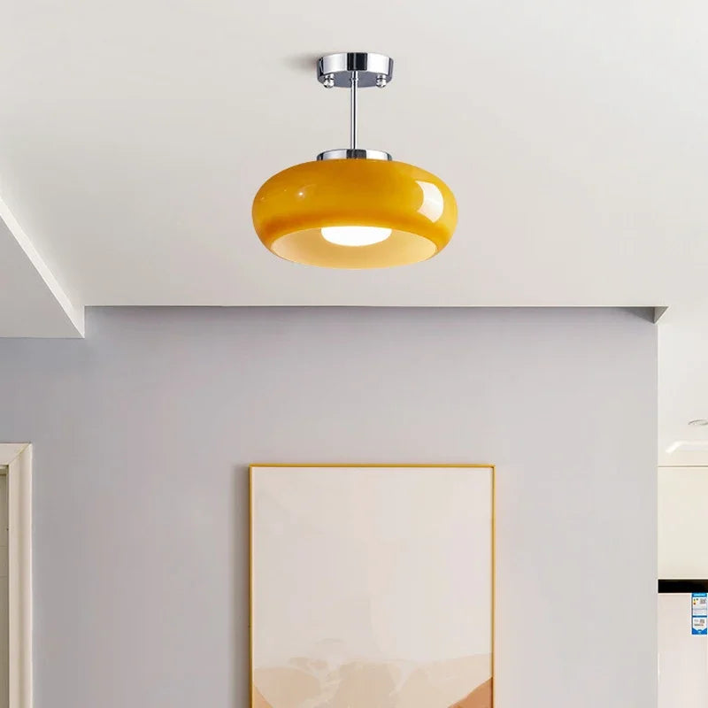 Suspension moderne orange dans une grande chambre 