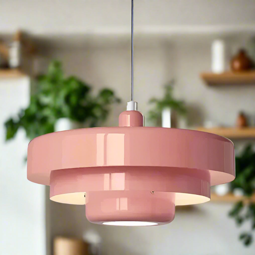 Suspension scandinave trois niveaux rose dans une cuisine 